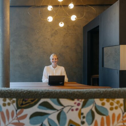 Stephanie Walcher, ihre Gastgeberin an der Rezeption im Hotel nōa Schladming