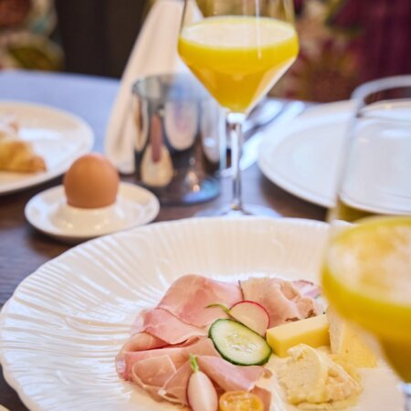 Serviertes reichhaltiges Frühstück im Hotel nōa Schladming