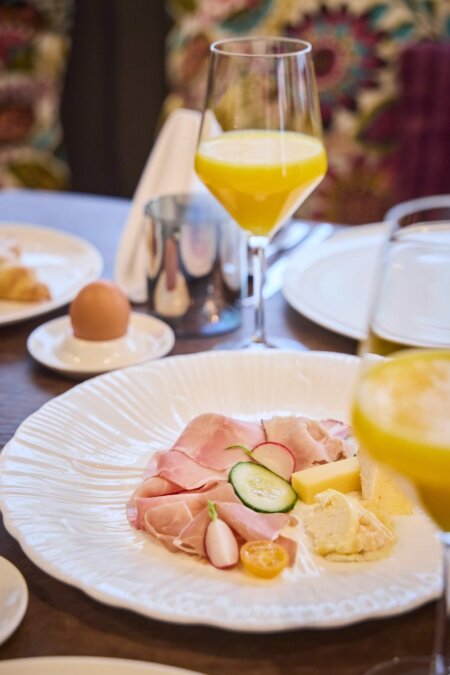 Serviertes reichhaltiges Frühstück im Hotel nōa Schladming
