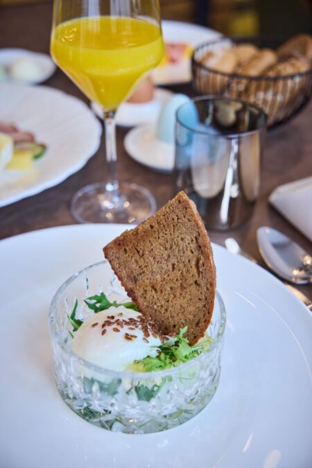 Serviertes Frühstück im Hotel nōa Schladming