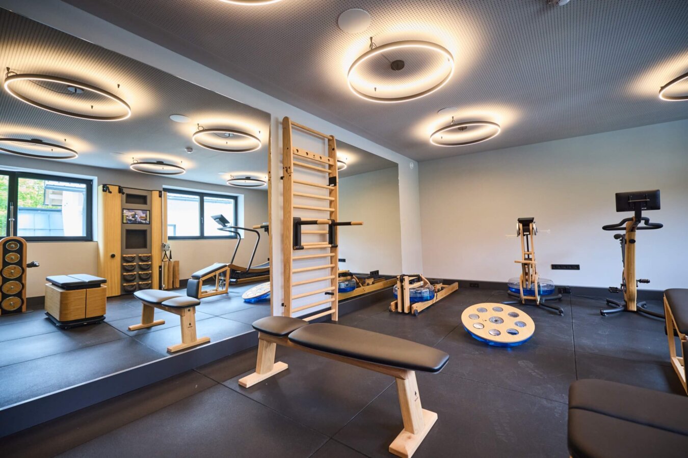 Fitnessraum mit hochwertigen NOHRD Holzgeräten im nōa Schladming