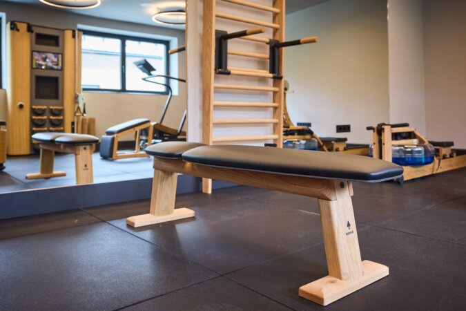 Fitnessraum mit hochwertigen NOHRD Holzgeräten im nōa Schladming
