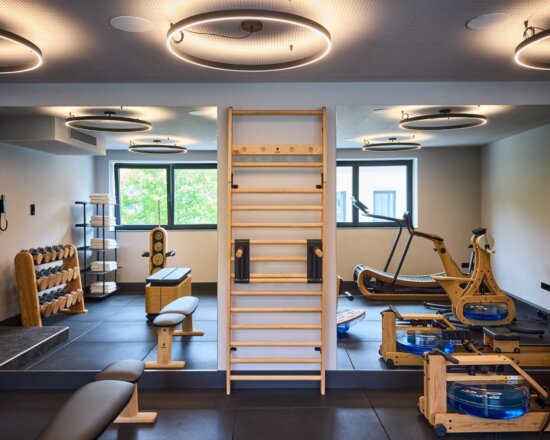 Fitnessraum mit hochwertigen NOHRD Holzgeräten im nōa Schladming