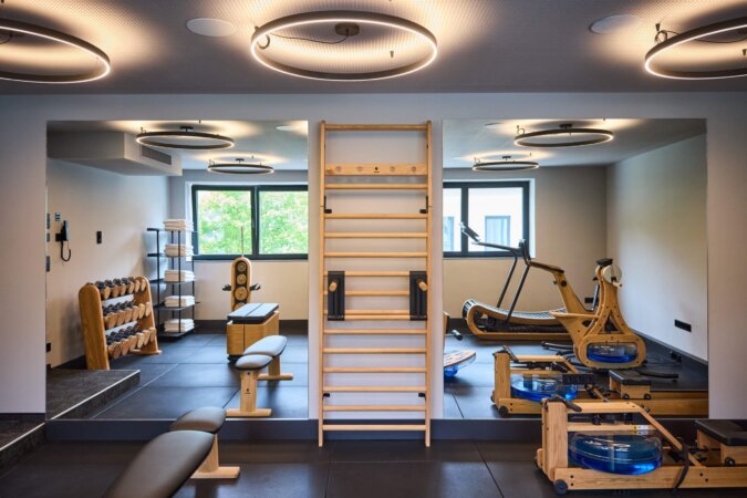 Fitnessraum mit hochwertigen NOHRD Holzgeräten im nōa Schladming