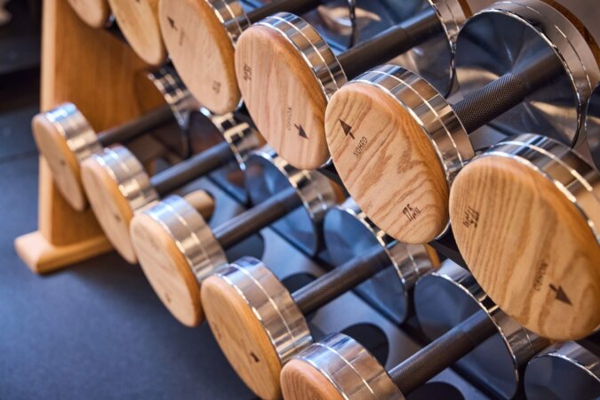 Fitnessraum mit hochwertigen NOHRD Holzgeräten im nōa Schladming