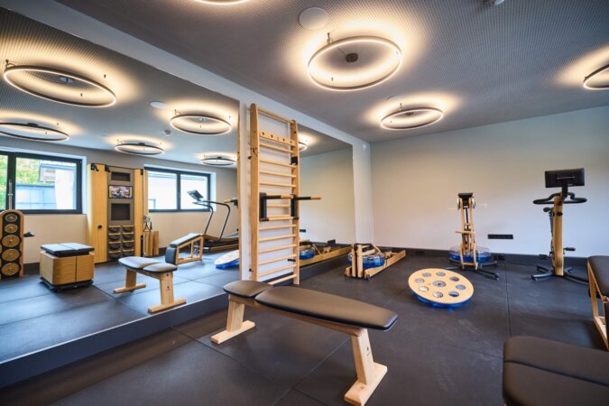 Fitnessraum mit hochwertigen NOHRD Holzgeräten im nōa Schladming