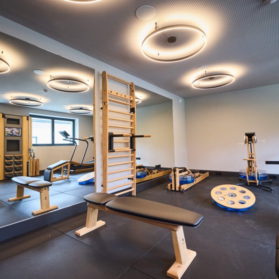 Fitnessraum mit hochwertigen NOHRD Holzgeräten im nōa Schladming