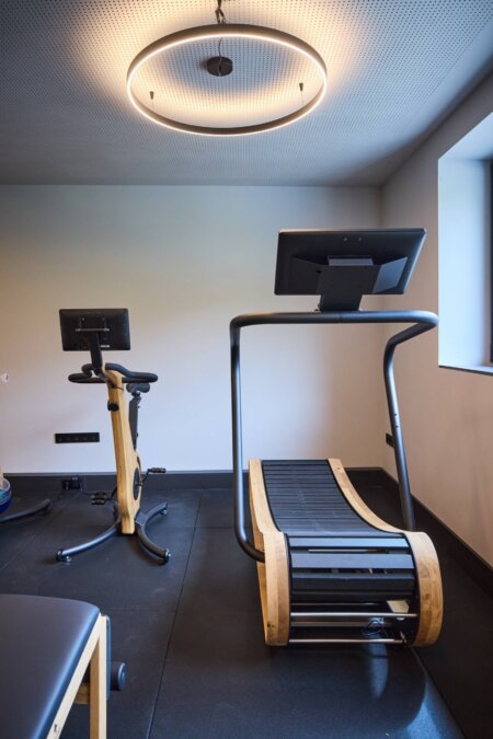 Fitnessraum mit hochwertigen NOHRD Holzgeräten im nōa Schladming