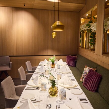 Gedeckter Tisch im Restaurant nōa Schladming