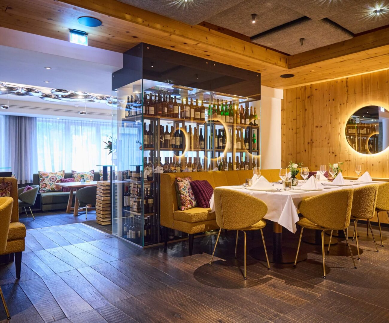 Restaurant mit Weinschrank im nōa Schladming