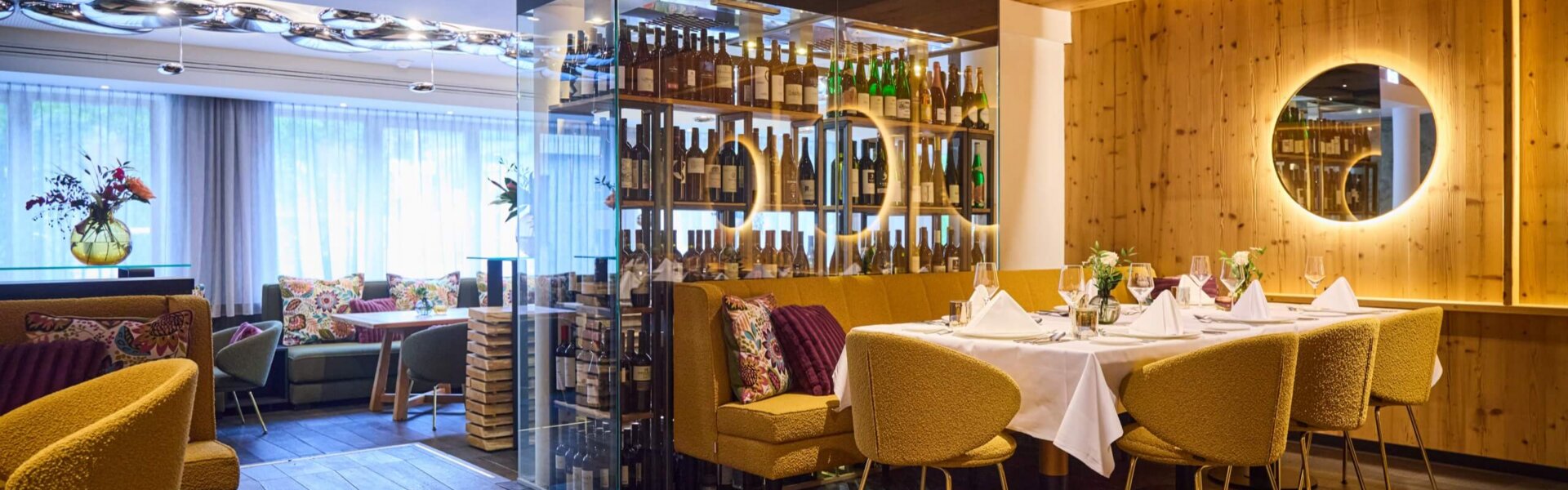 Restaurant mit Weinschrank im nōa Schladming
