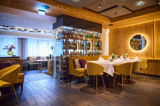 Restaurant mit Weinschrank im nōa Schladming