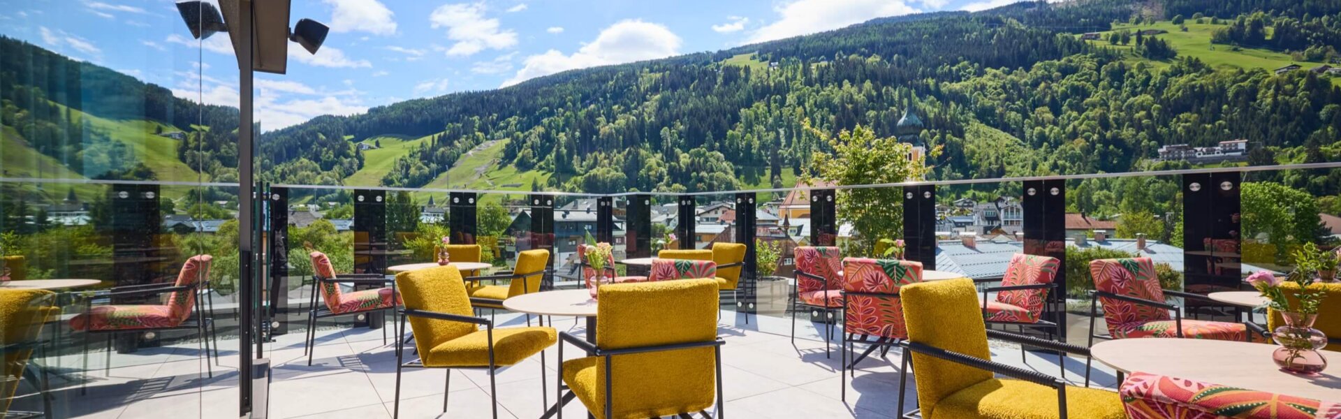 Panoramaaussicht von der Rooftop-Terrasse im nōa Schladming