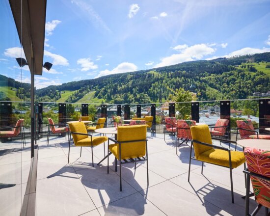 Panoramaaussicht von der Rooftop-Terrasse im nōa Schladming