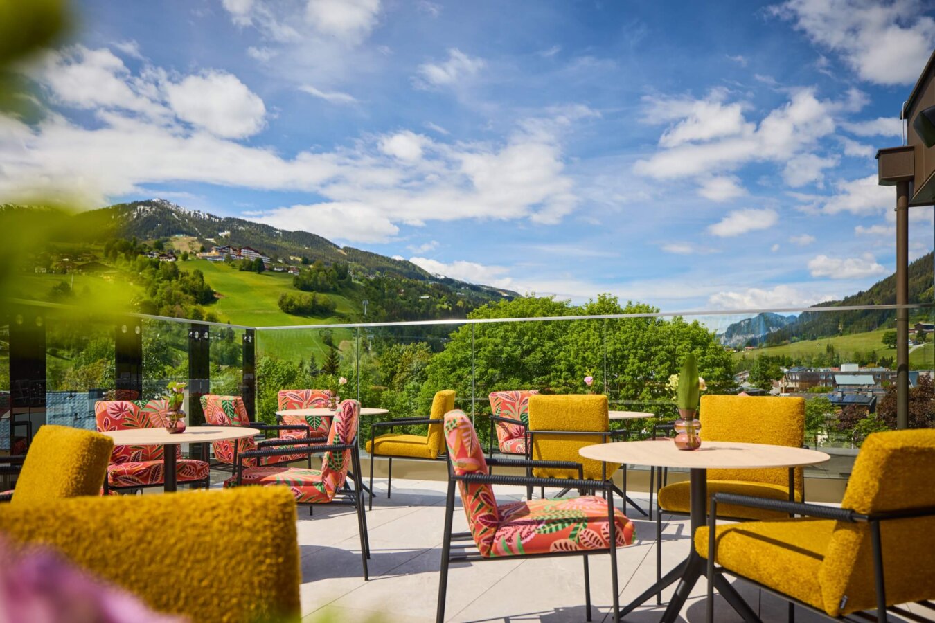 Panoramaaussicht von der Rooftop-Terrasse im nōa Schladming