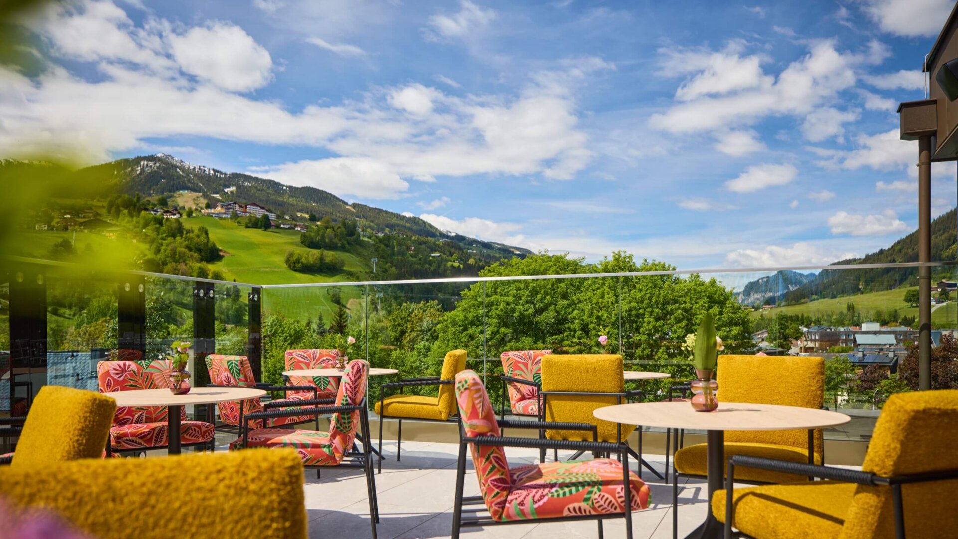 Panoramaaussicht von der Rooftop-Terrasse im nōa Schladming