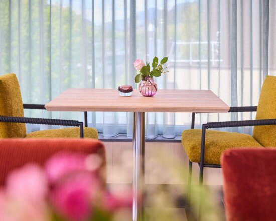 Tisch mit zwei Sesseln auf dem Rooftop im nōa Schladming