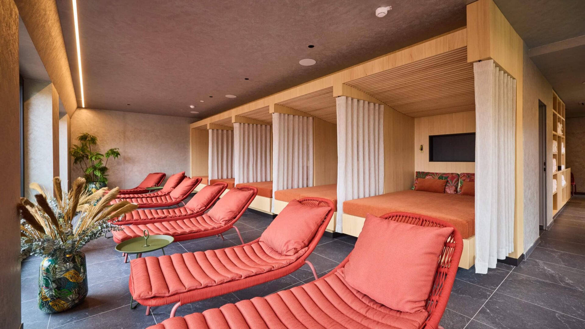 Liegen und Ruhebetten im Relax Rooftop-Spa im Hotel nōa Schladming