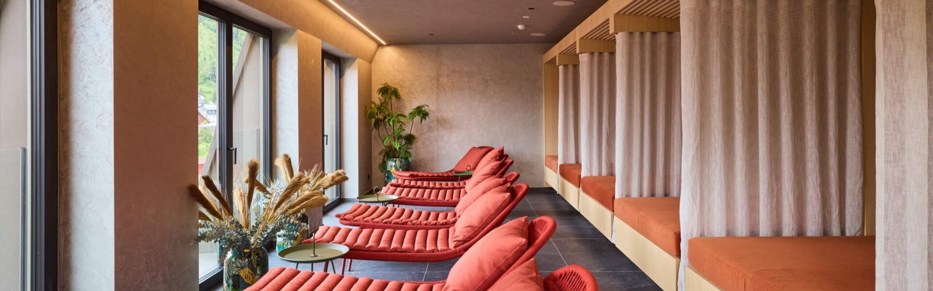 Liegen und Ruhebetten im Relax Rooftop-Spa im Hotel nōa Schladming