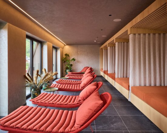 Liegen und Ruhebetten im Relax Rooftop-Spa im Hotel nōa Schladming