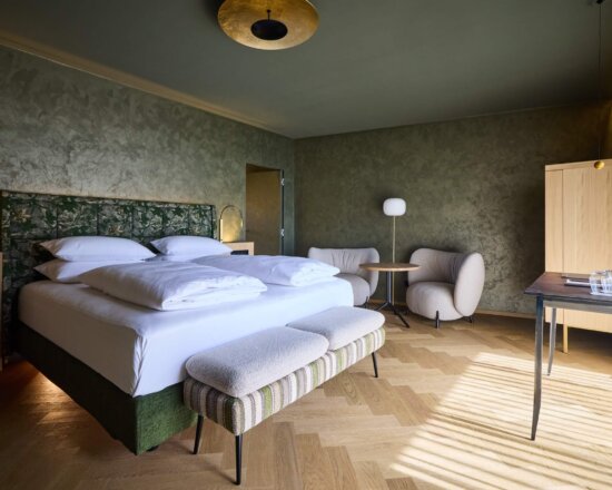 Suite mit Sitzbereich, Bar und Arbeitstisch