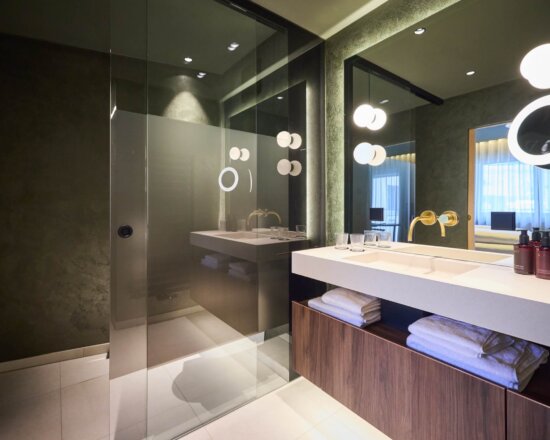 Badezimmer mit abgetrennten Dusch-Wc in einer Suite im nōa Hotel Schladming.