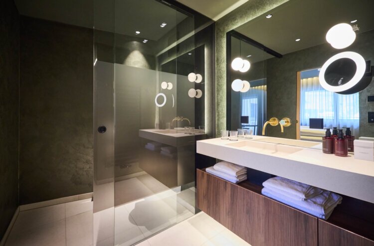 Badezimmer mit abgetrennten Dusch-Wc in einer Suite im nōa Hotel Schladming.