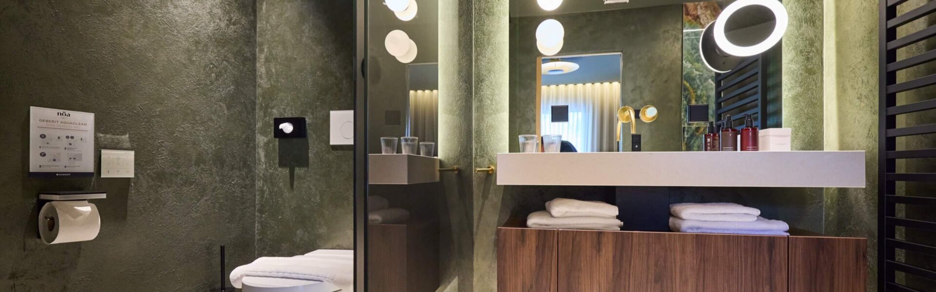 Badezimmer mit abgetrennten Dusch-Wc in einer Suite im nōa Hotel Schladming.