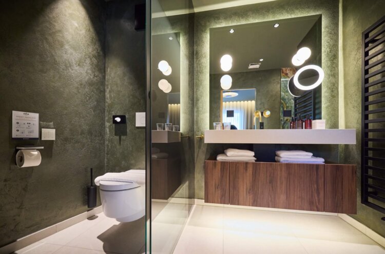 Badezimmer mit abgetrennten Dusch-Wc in einer Suite im nōa Hotel Schladming.