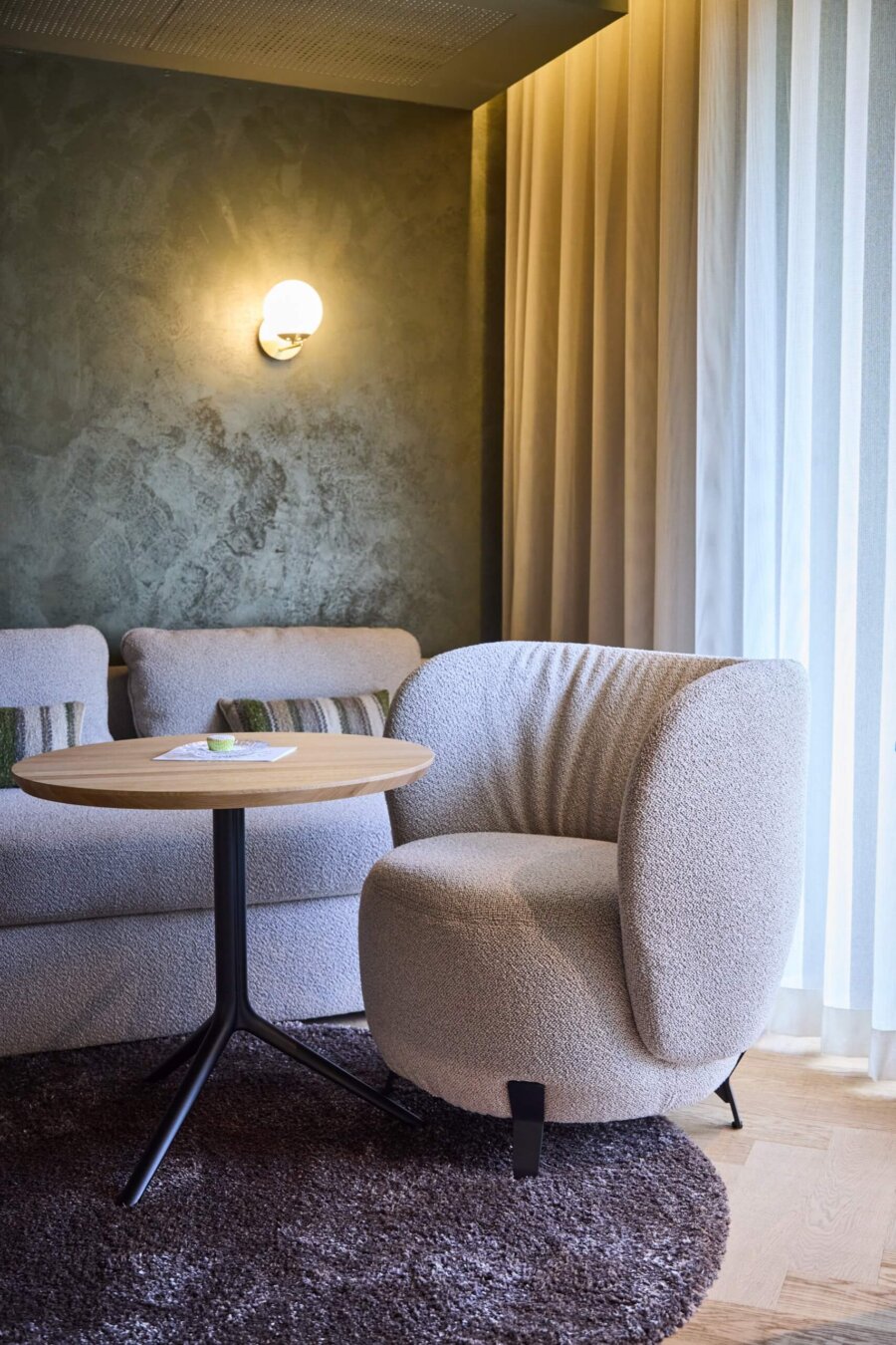 Sitzbereich mit zwei Lounge-Bank, Stuhl und Tisch, Suite im nōa Schladming