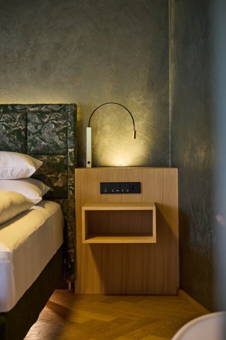 Nachttisch mit Lampe, nōa Schladming
