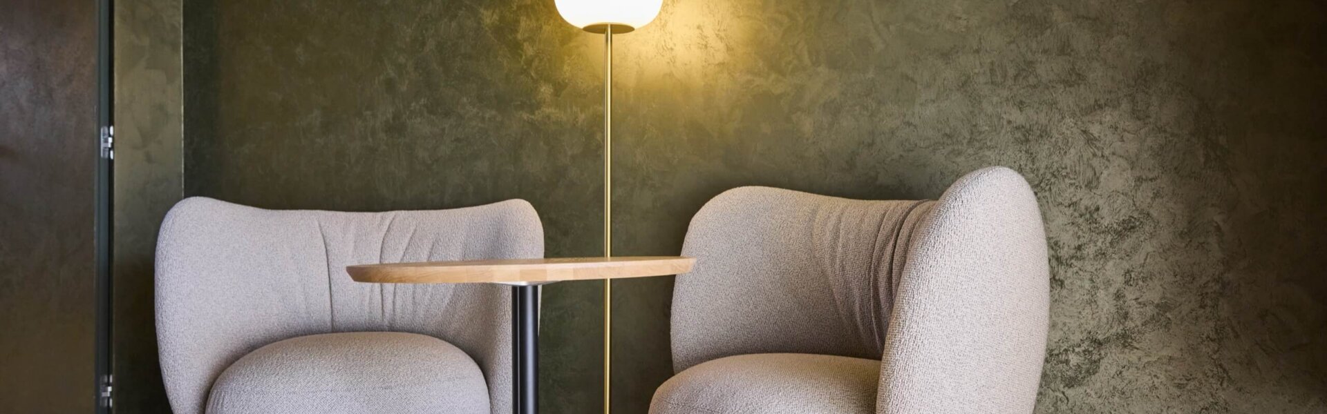 Sitzbereich mit zwei Lounge-Stühlen und Tisch, Suite im nōa Schladming