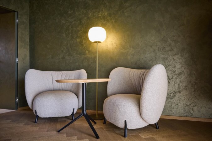 Sitzbereich mit zwei Lounge-Stühlen und Tisch, Suite im nōa Schladming