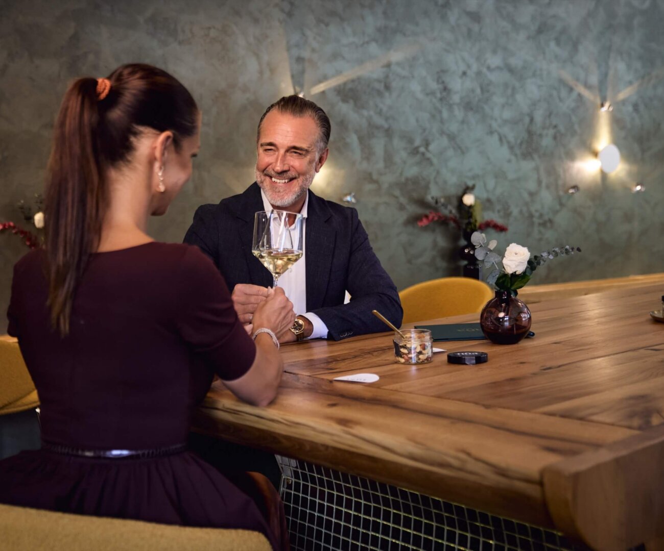 Bar im nōa Schladming, Paar genießt einen Aperitif