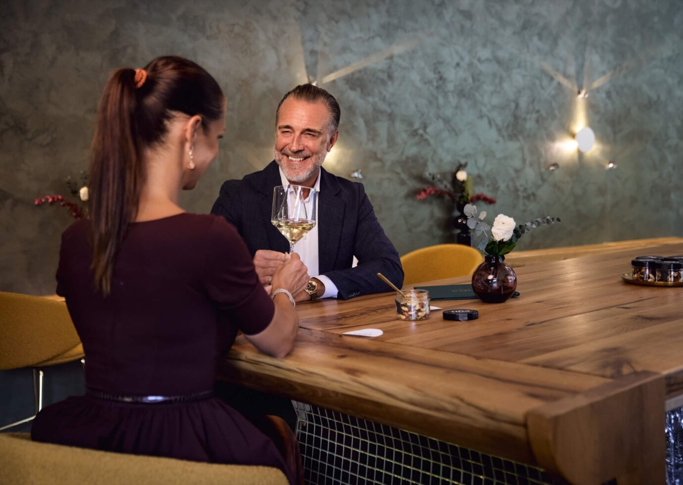Bar im nōa Schladming, Paar genießt einen Aperitif