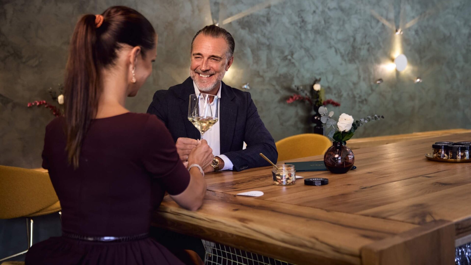 Bar im nōa Schladming, Paar genießt einen Aperitif