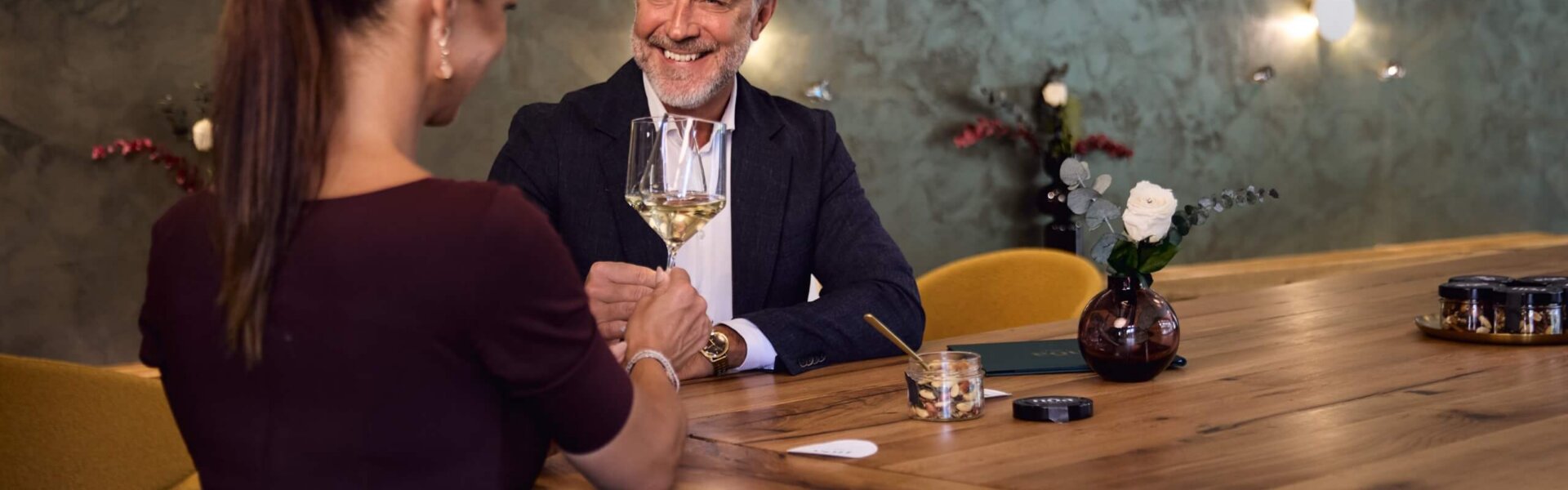 Bar im nōa Schladming, Paar genießt einen Aperitif