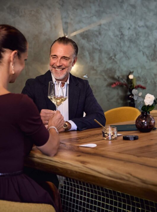 Bar im nōa Schladming, Paar genießt einen Aperitif