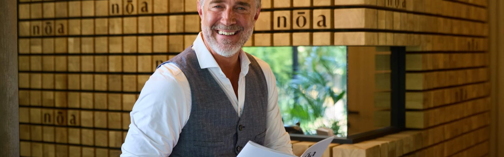 Rezeption im nōa Schladming, Gast liest eine Broschüre