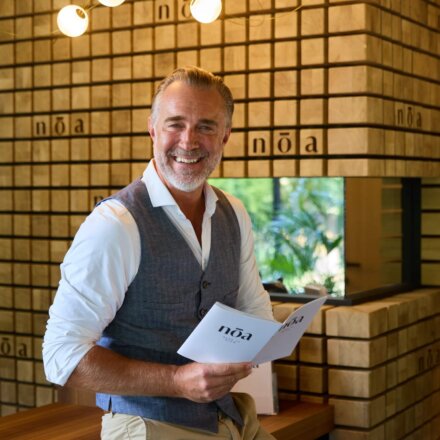 Rezeption im nōa Schladming, Gast liest eine Broschüre