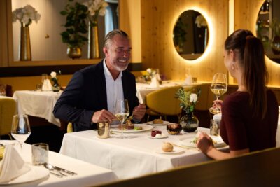 Paar im Restaurant im Hotel nōa Schladming