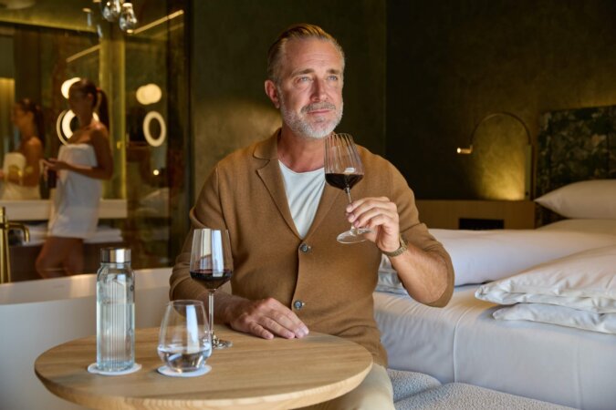 nōa Schladming Designzimmer, Paar stylt sich den Abend