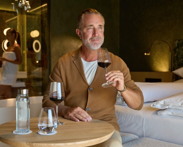 nōa Schladming Designzimmer, Paar stylt sich den Abend